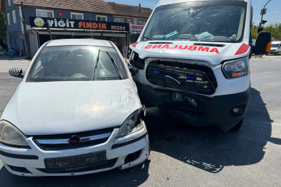 Düzce'de Ambulans ile Otomobil Çarpıştı: 2 Yaralı