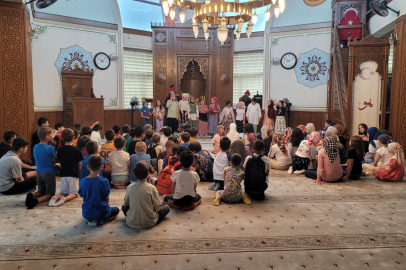 Akşemsettin Camii’nde Yaz Kur’an Kursu Şenliği: Hacivat ve Karagöz Çocuklarla Buluştu
