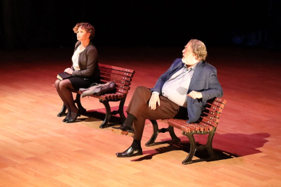 “Güne Bakan Cam Kırıkları” Oyunu Sakaryalı Tiyatroseverlerle Buluştu