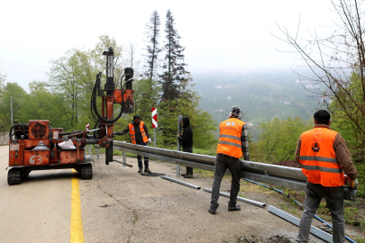 Büyükşehir’den Tehlikeli Yollara Çelik Bariyer Güvencesi